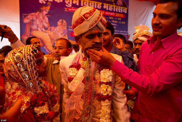 全球10個奇葩婚禮習(xí)俗，印度某些地區(qū)竟然直接去街上綁架男性做新郎！  第1張