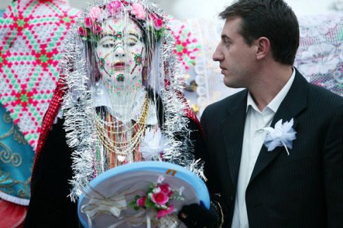 全球10個奇葩婚禮習(xí)俗，印度某些地區(qū)竟然直接去街上綁架男性做新郎！  第11張