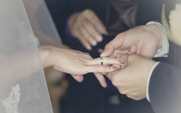 新郎新娘結(jié)婚戒指應(yīng)該戴哪個(gè)手指