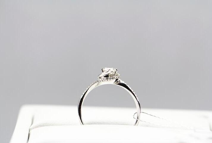 老鳳祥白金戒指價(jià)格是多少？