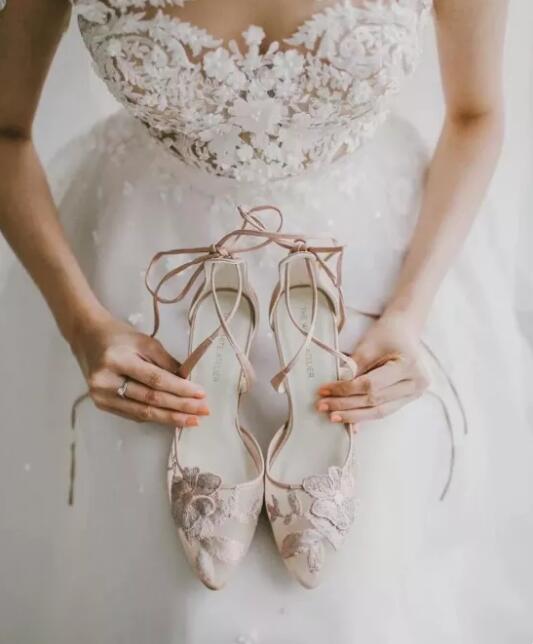 婚鞋怎么買？根據(jù)婚紗搭配婚鞋才是王道！  第4張