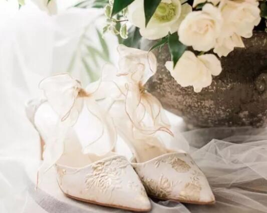 婚鞋怎么買？根據(jù)婚紗搭配婚鞋才是王道！  第3張