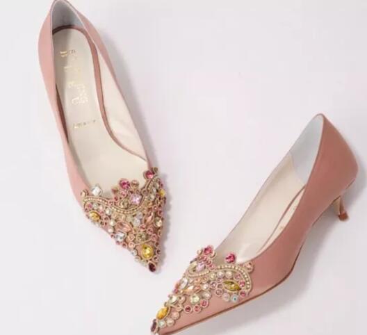 婚鞋怎么買？根據(jù)婚紗搭配婚鞋才是王道！  第13張